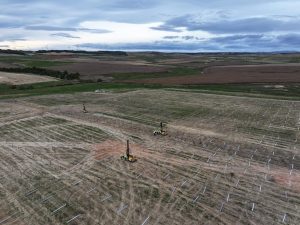 Planta solar fotovoltaica que GES construye en Navarra para fondo de inversión español. Imagen de la ejecución de obra civil de la planta solar.