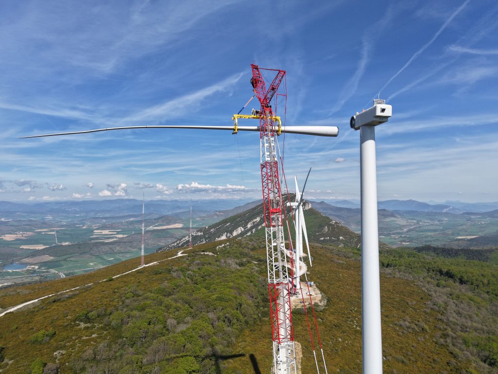 GES - Global Energy Services llevando a cabo procesos de Instalación Eólica, con una turbina prototipo en España