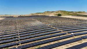 Planta solar fotovoltaica construida por GES con contrato EPC. La imagen ilustra la adjudicación de 4 nuevos contratos a GES para la construcción de plantas solares fotovoltaicas en España.