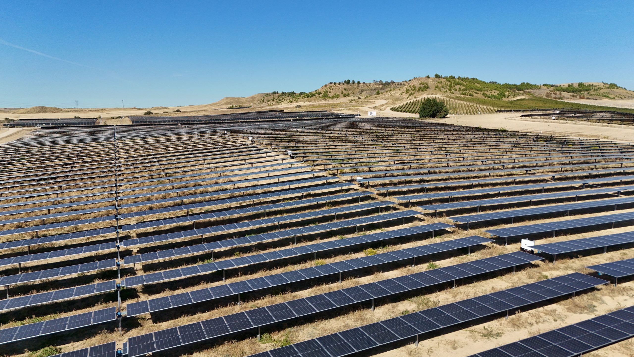 Planta solar fotovoltaica construida por GES con contrato EPC. La imagen ilustra la adjudicación de 4 nuevos contratos a GES para la construcción de plantas solares fotovoltaicas en España.